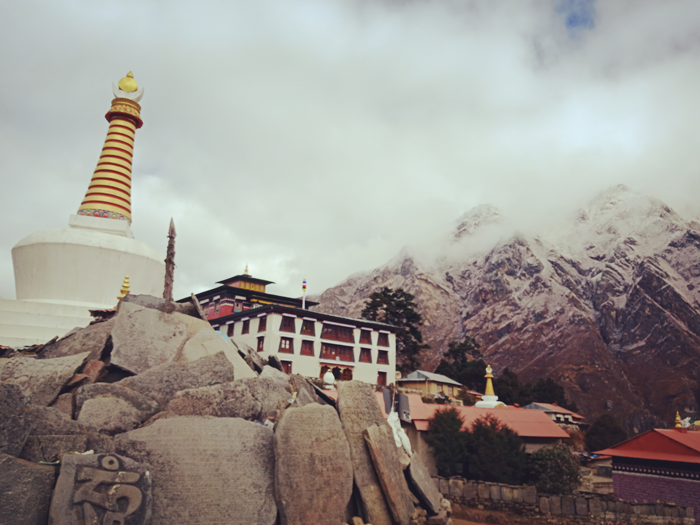 Chaitya : Stupa - un monument bouddhiste avant l'entrée au monastère sur le chemin vers camp de base de l'Everest.